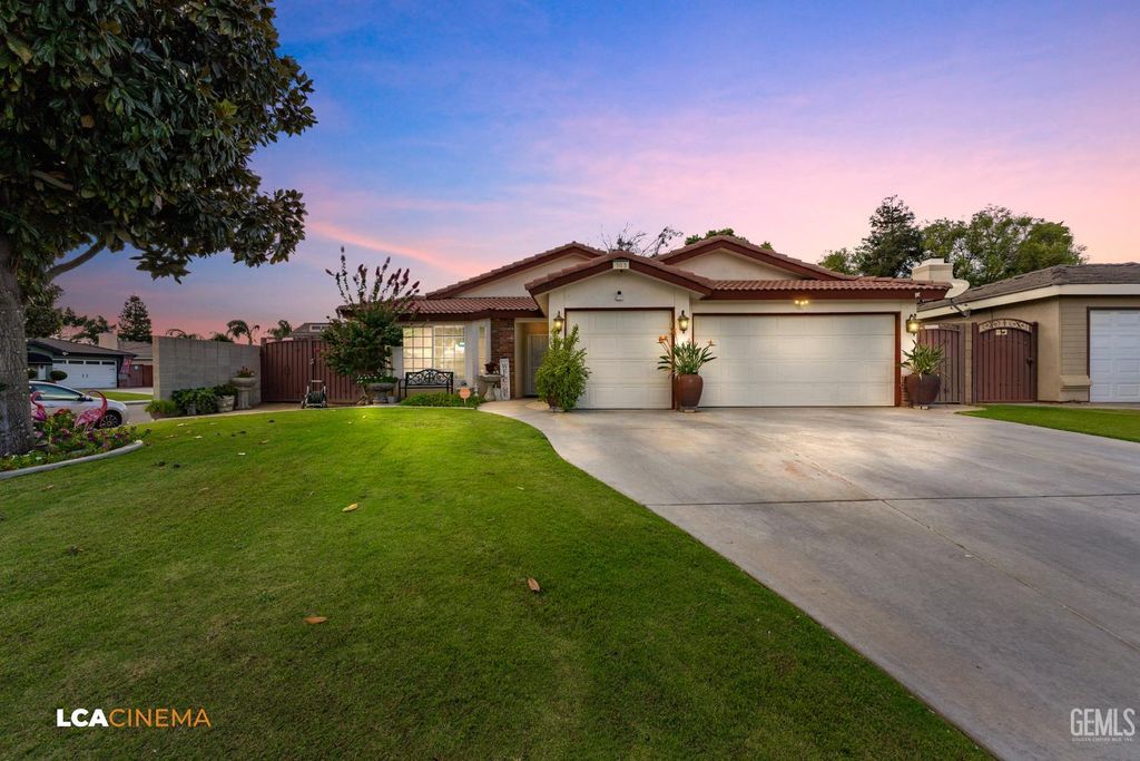 Photo of 703 Crown Pointe Drive, Bakersfield, CA 93312 (MLS # 202511412)