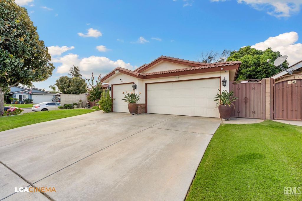 Photo of 703 Crown Pointe Drive, Bakersfield, CA 93312 (MLS # 202511412)