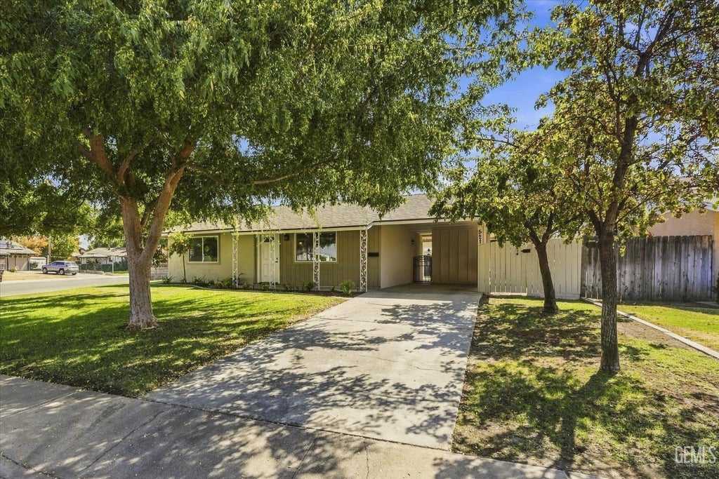 Photo of 521 Oak Fair Way, Bakersfield, CA 93309 (MLS # 202610172)