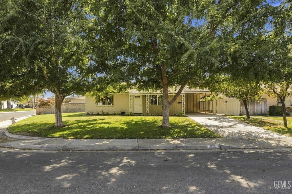 Photo of 521 Oak Fair Way, Bakersfield, CA 93309 (MLS # 202610172)