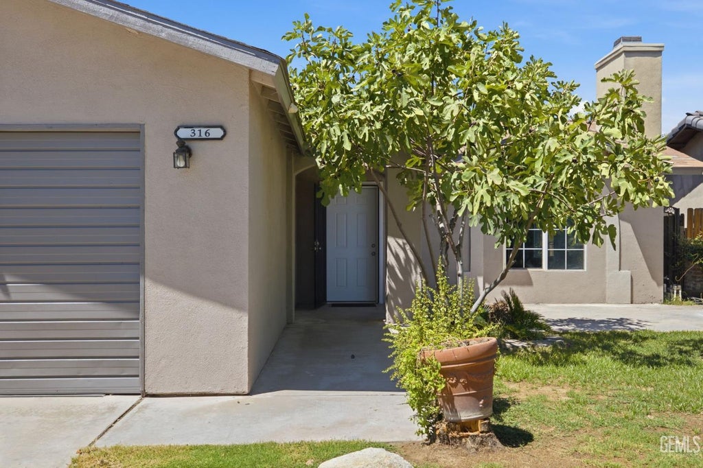 Photo of 316 El Fuerte Avenue, Bakersfield, CA 93307 (MLS # 202608114)