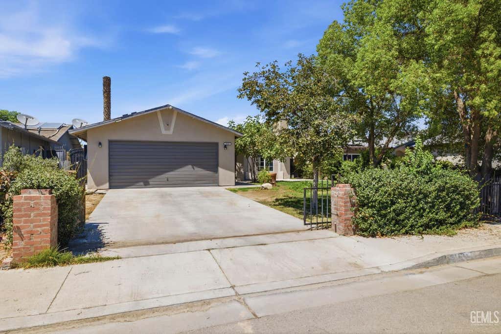 Photo of 316 El Fuerte Avenue, Bakersfield, CA 93307 (MLS # 202608114)