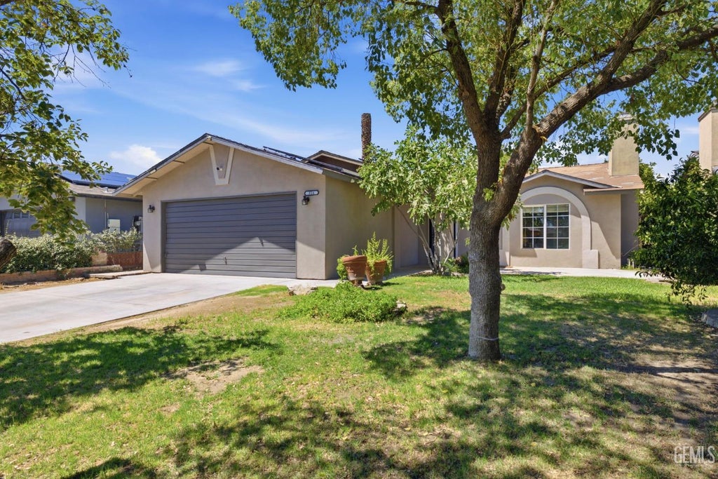 Photo of 316 El Fuerte Avenue, Bakersfield, CA 93307 (MLS # 202608114)