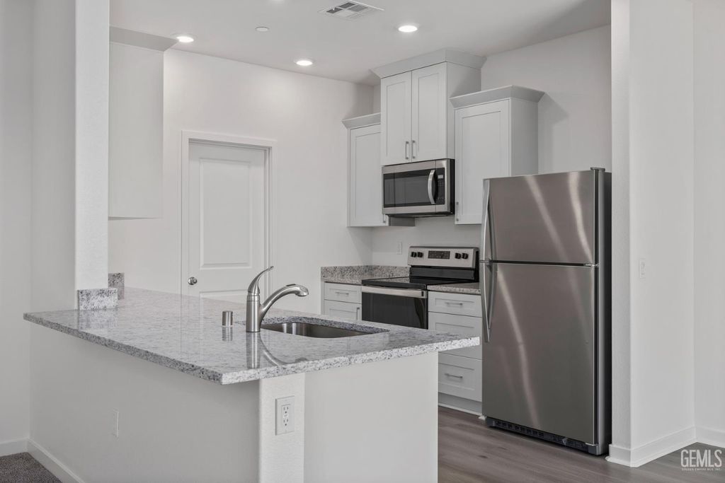 Photo of 7900 Blueberry Avenue, Bakersfield, CA 93313 (MLS # 202511239)