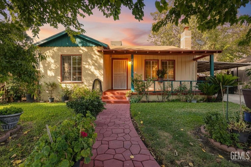 Photo of 424 Lincoln Street, Bakersfield, CA 93305 (MLS # 202510638)