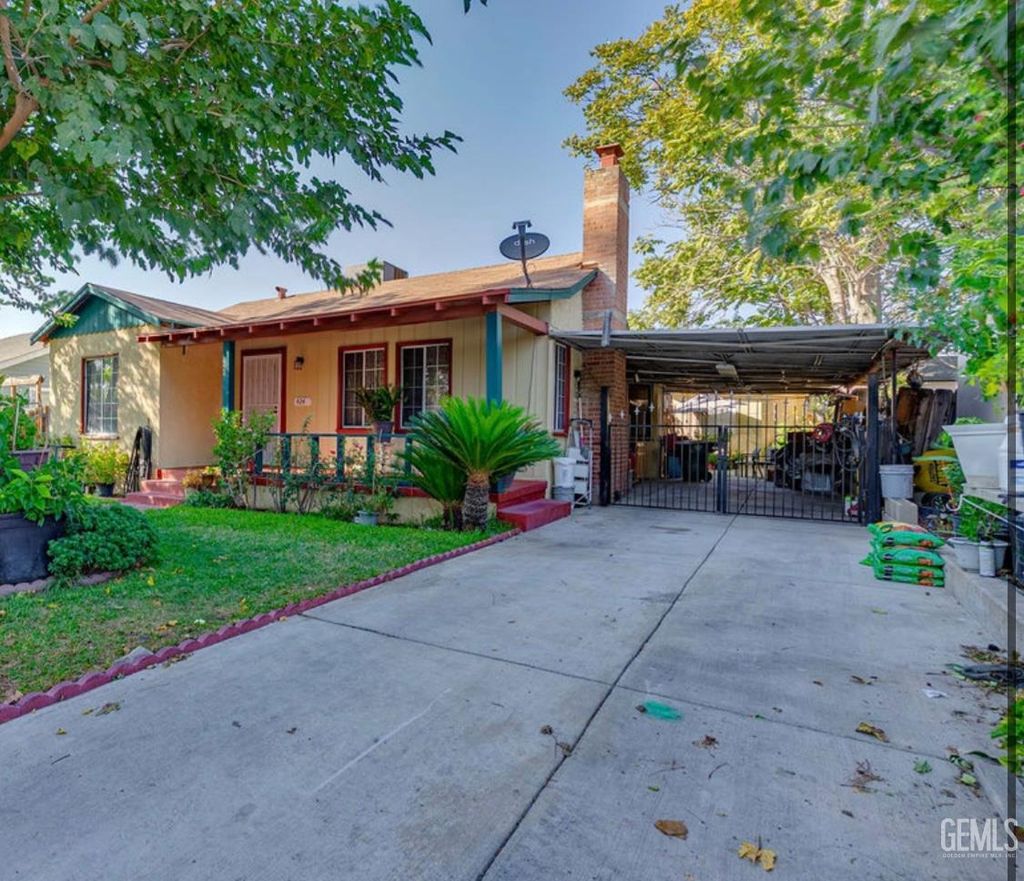 Photo of 424 Lincoln Street, Bakersfield, CA 93305 (MLS # 202510638)
