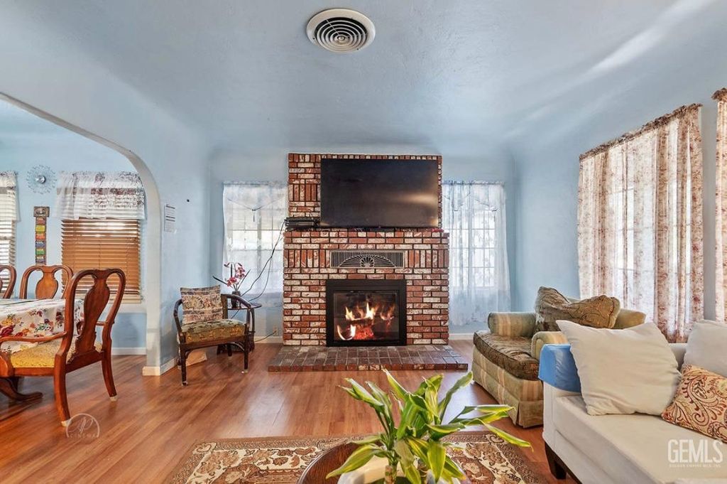Photo of 424 Lincoln Street, Bakersfield, CA 93305 (MLS # 202510638)