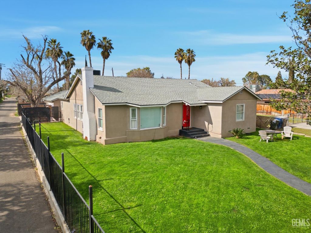 Photo of 135 A Street, Bakersfield, CA 93304 (MLS # 202601474)