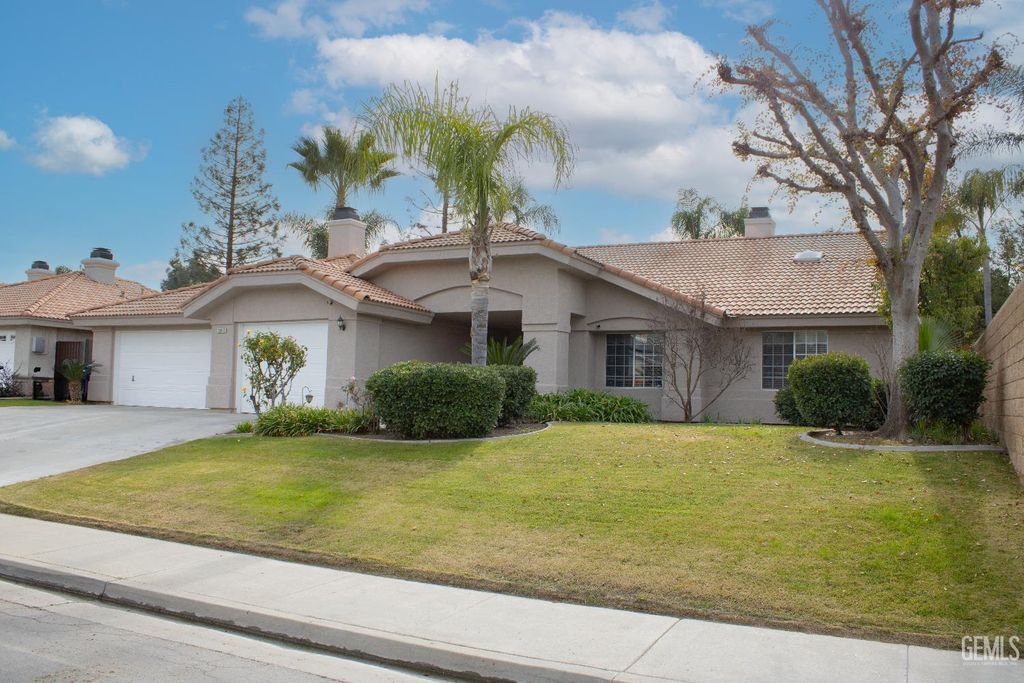 Photo of 13813 Toluca Drive, Bakersfield, CA 93314 (MLS # 202513765)