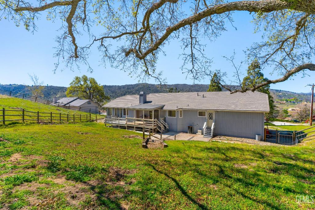 Photo of 23480 Meadow View Court, Tehachapi, CA 93561 (MLS # 202603056)