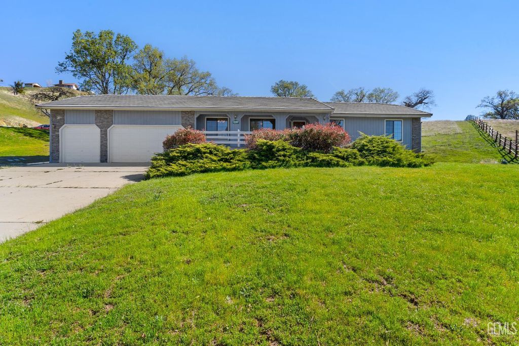 Photo of 23480 Meadow View Court, Tehachapi, CA 93561 (MLS # 202603056)