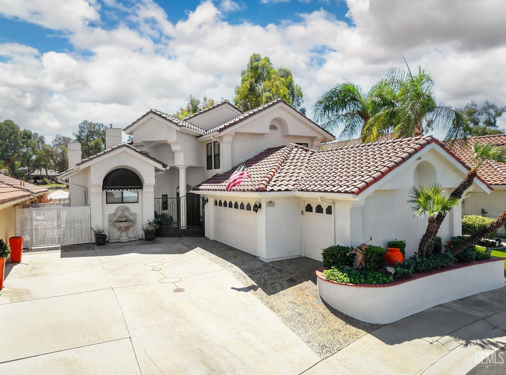 Photo of 5805 Kings Canyon Drive, Bakersfield, CA 93306 (MLS # 202608025)
