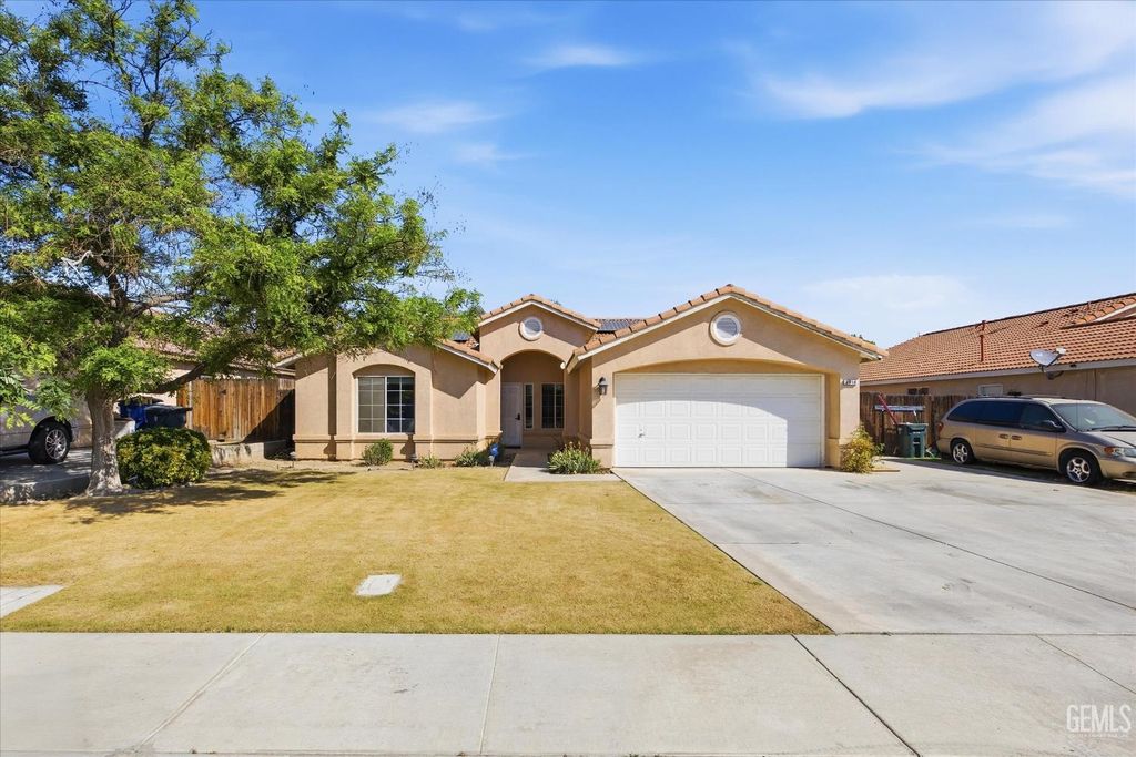 Photo of 2914 Tar Springs Avenue, Bakersfield, CA 93313 (MLS # 202603273)