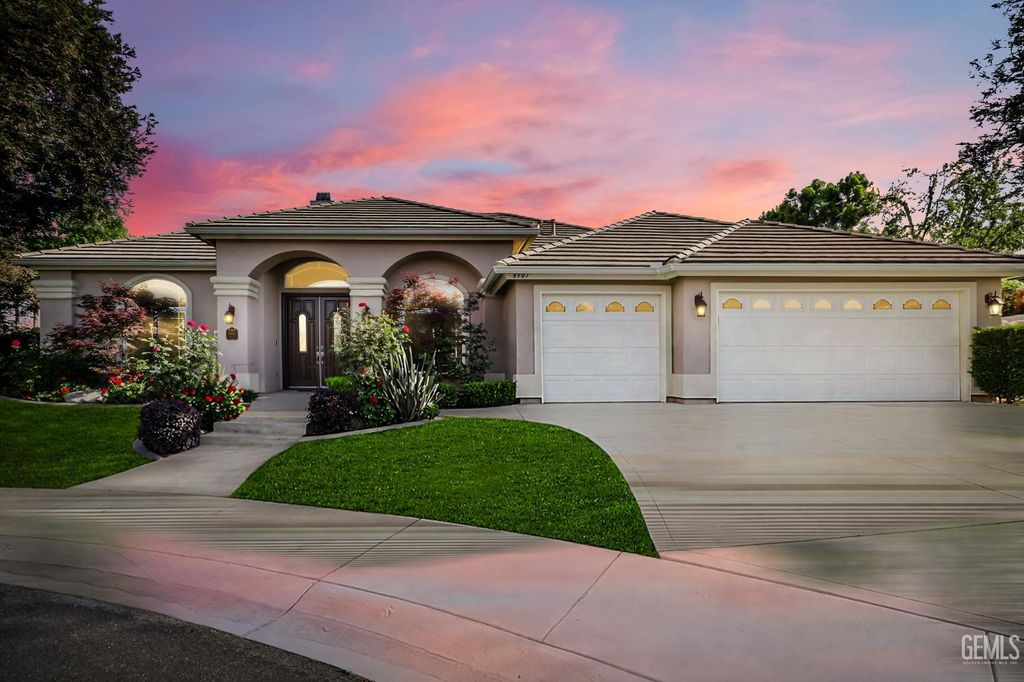 Photo of 8907 Cashmere Court, Bakersfield, CA 93312 (MLS # 202604079)