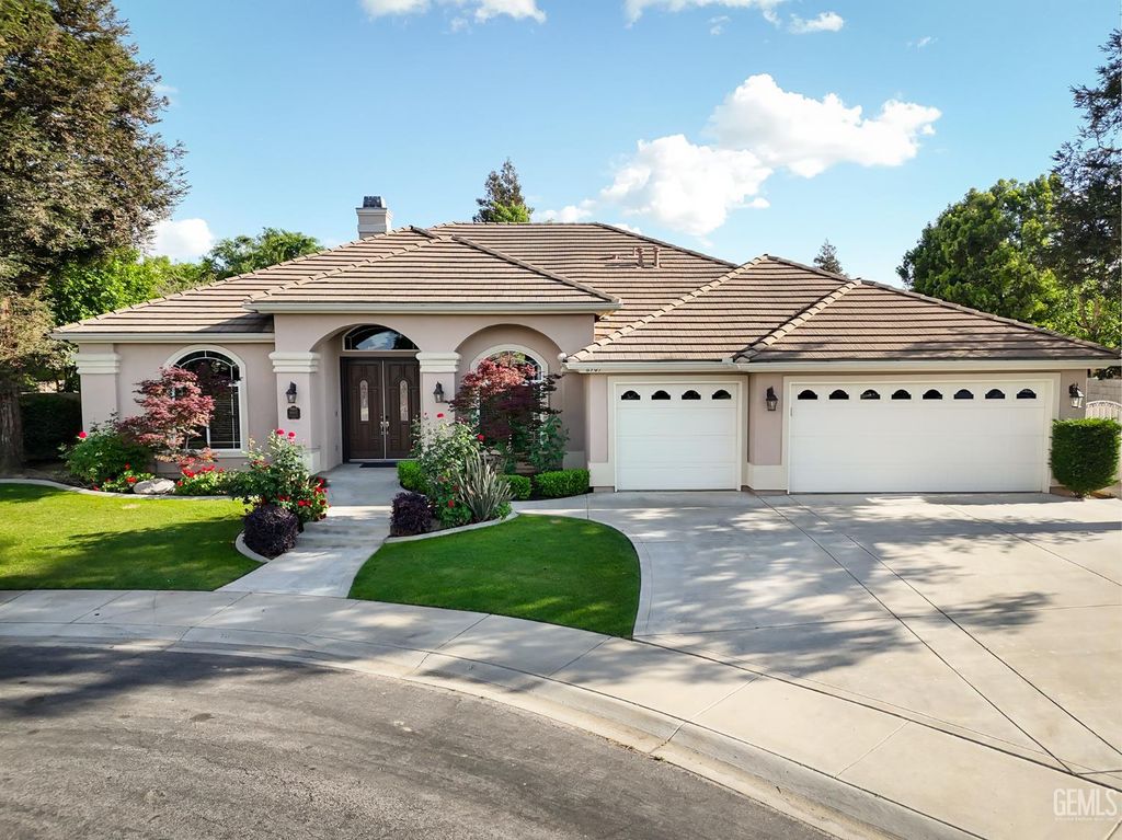 Photo of 8907 Cashmere Court, Bakersfield, CA 93312 (MLS # 202604079)