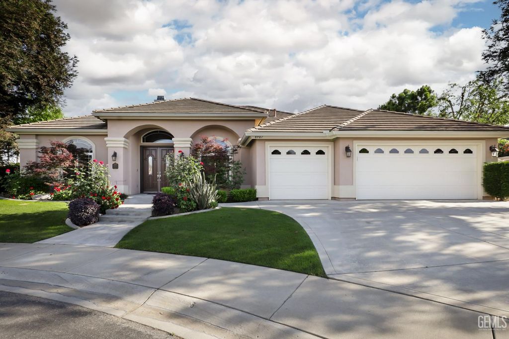 Photo of 8907 Cashmere Court, Bakersfield, CA 93312 (MLS # 202604079)