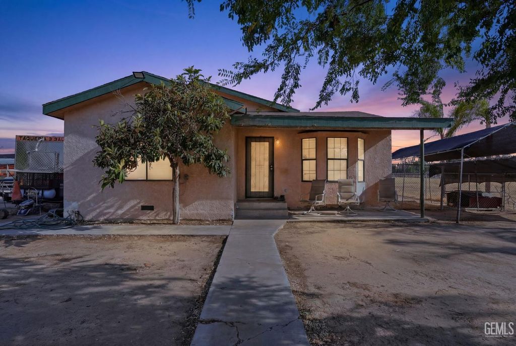 Photo of 1404 Cottonwood Road, Bakersfield, CA 93307 (MLS # 202605944)