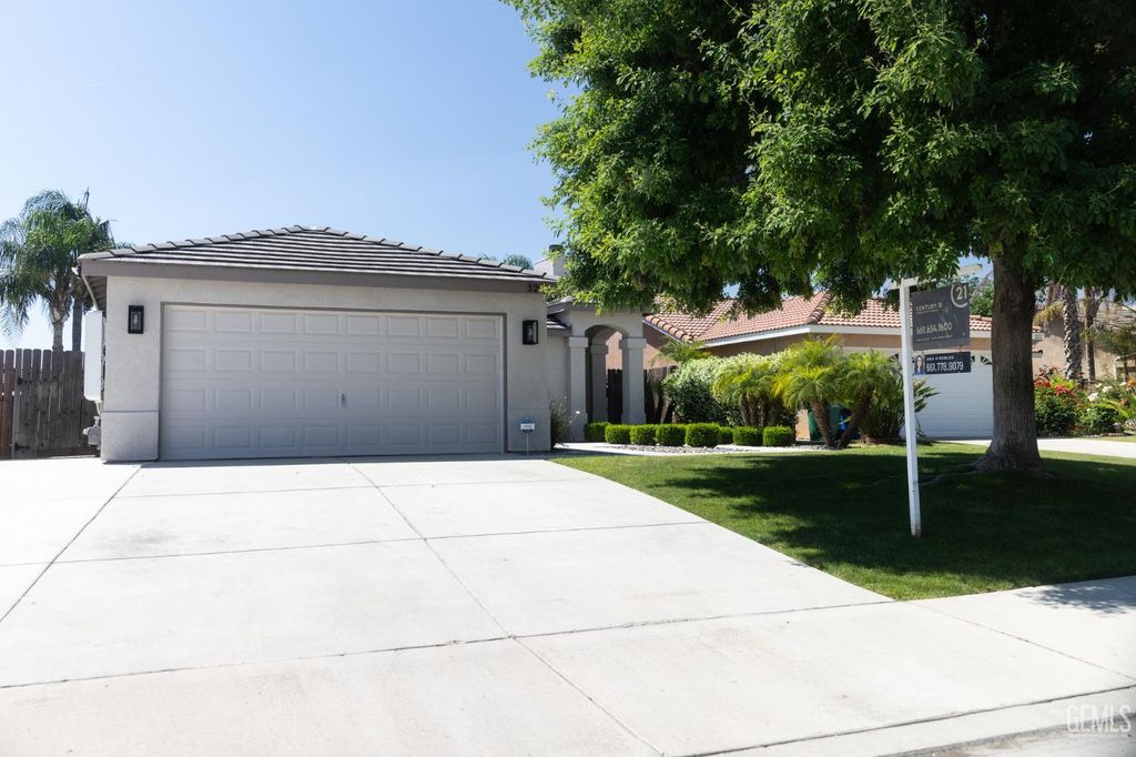 Photo of 329 W Pilot Avenue, Bakersfield, CA 93308 (MLS # 202602683)