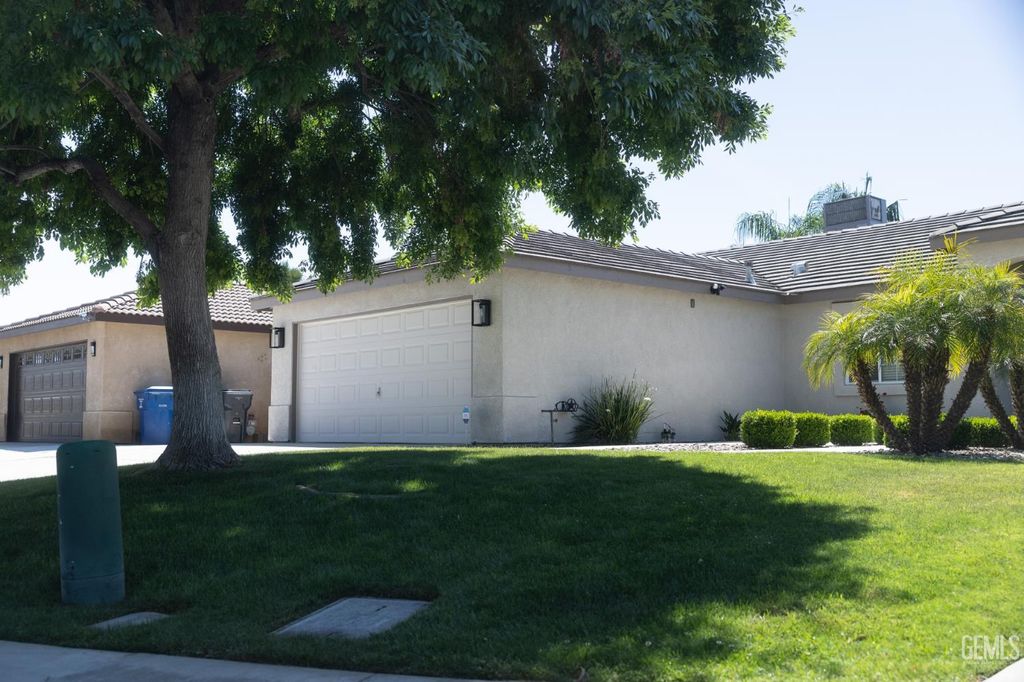 Photo of 329 W Pilot Avenue, Bakersfield, CA 93308 (MLS # 202602683)