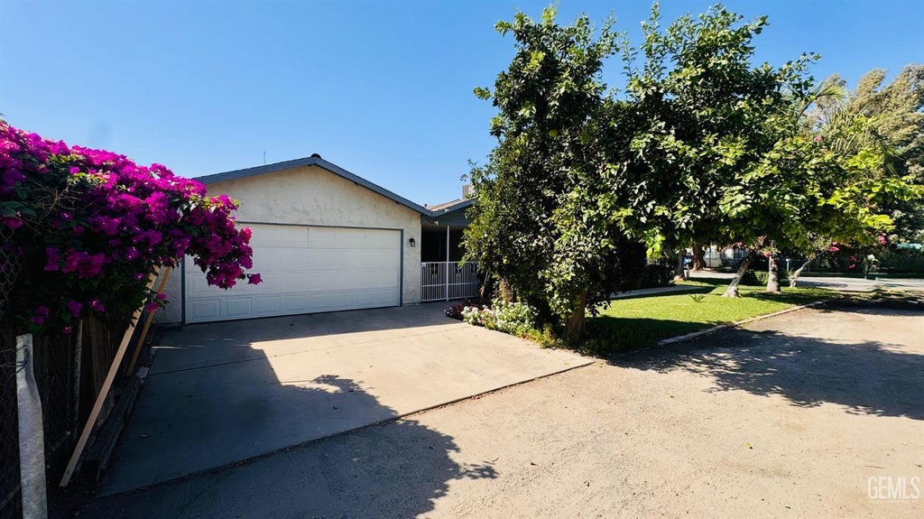 Photo of 8700 Greenfield Park Drive, Bakersfield, CA 93307 (MLS # 202609805)