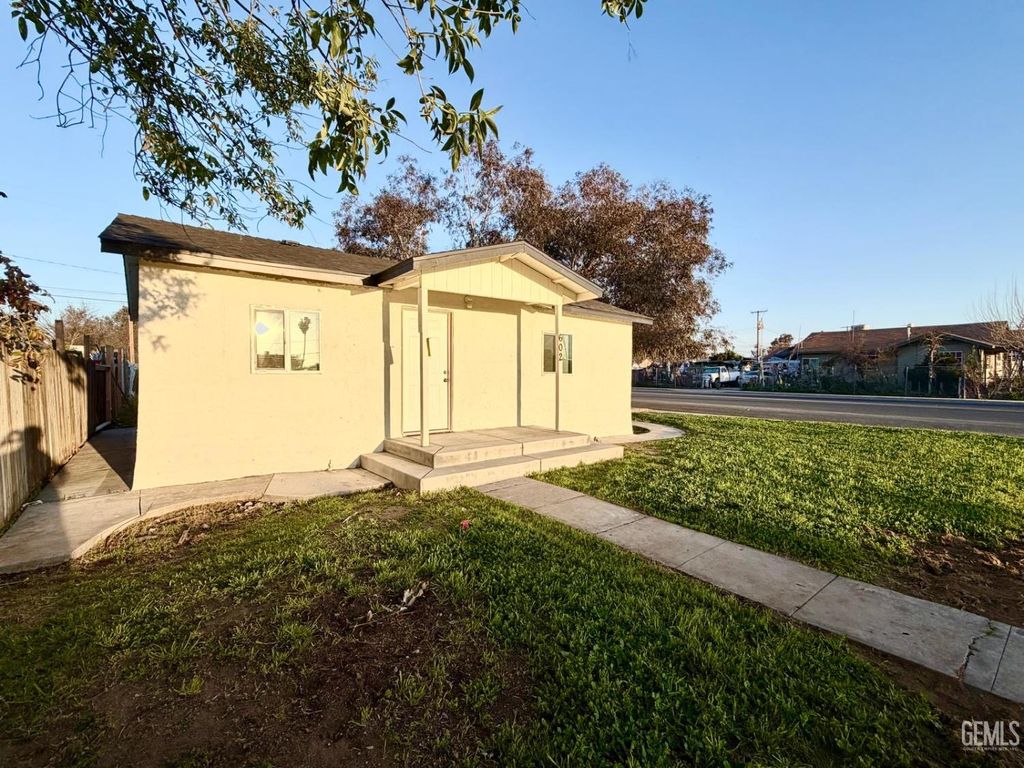 Photo of 602 Dover Place, Delano, CA 93215 (MLS # 202601754)