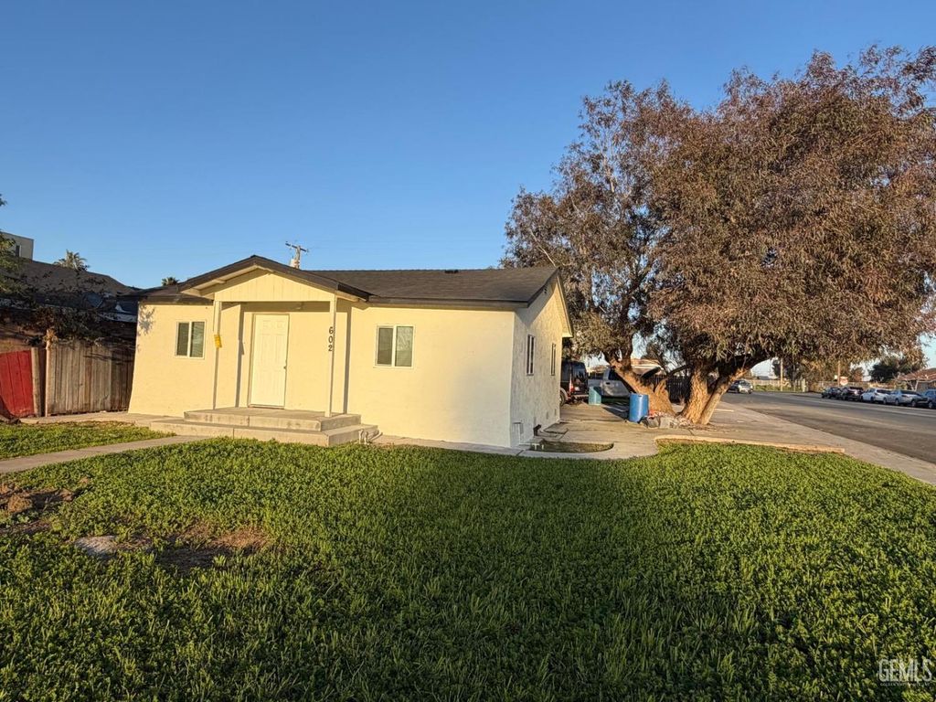 Photo of 602 Dover Place, Delano, CA 93215 (MLS # 202601754)