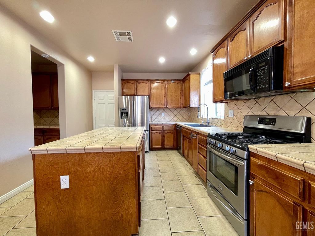 Photo of 9420 Coney Island Drive, Bakersfield, CA 93311 (MLS # 202510616)