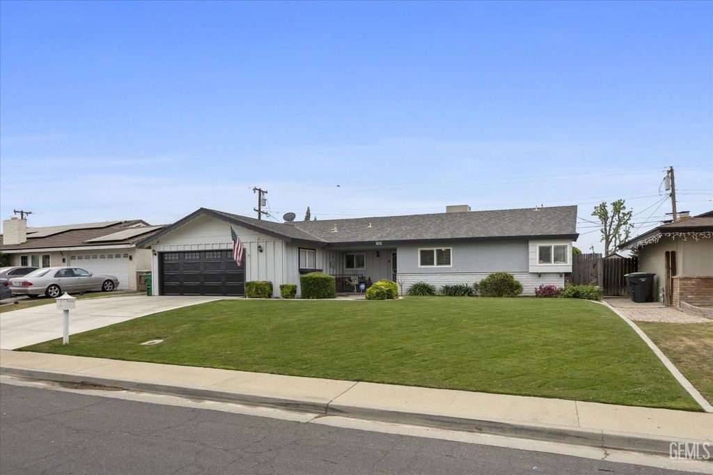 Photo of 305 Borman Avenue, Bakersfield, CA 93308 (MLS # 202603682)