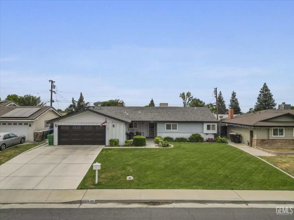 Photo of 305 Borman Avenue, Bakersfield, CA 93308 (MLS # 202603682)
