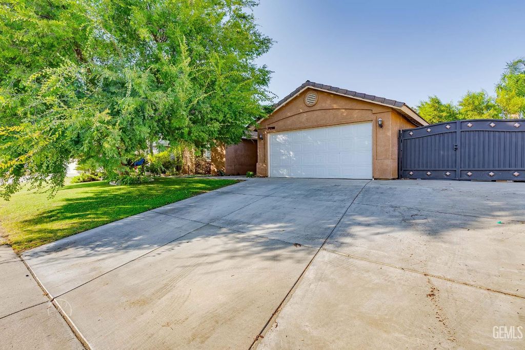 Photo of 12418 Grand Teton Drive, Bakersfield, CA 93312 (MLS # 202510673)
