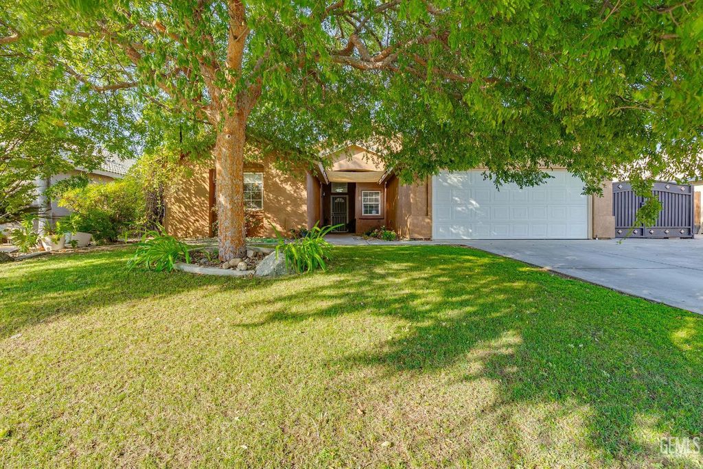 Photo of 12418 Grand Teton Drive, Bakersfield, CA 93312 (MLS # 202510673)