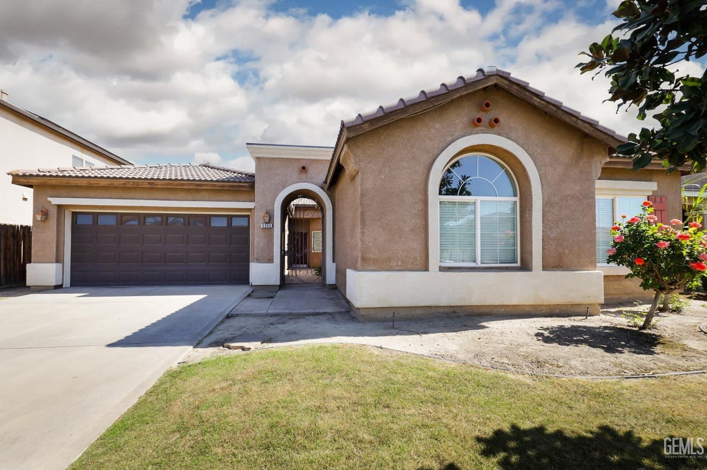 Photo of 5306 Vista Del Mar Avenue, Bakersfield, CA 93311 (MLS # 202607081)
