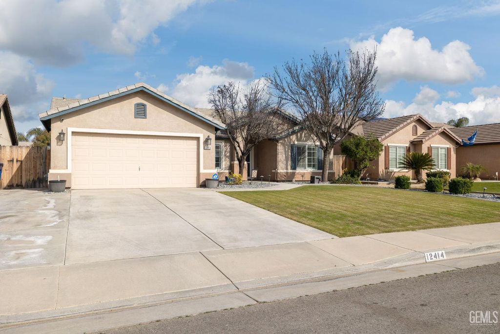 Photo of 12414 Lavina Avenue, Bakersfield, CA 93312 (MLS # 202601238)