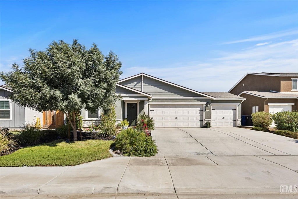 Photo of 10302 Estacada Avenue, Bakersfield, CA 93311 (MLS # 202609880)