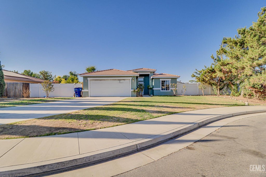 Photo of 14206 Corte Luna, Bakersfield, CA 93314 (MLS # 202607277)