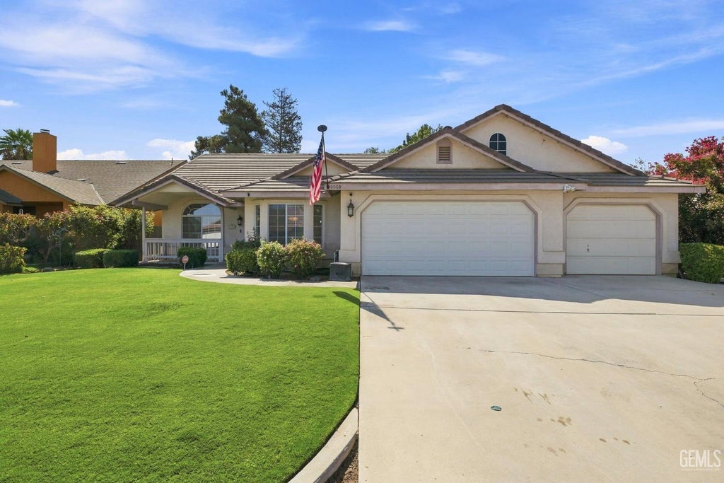 Photo of 10009 Cheyenne Drive, Bakersfield, CA 93312 (MLS # 202609759)