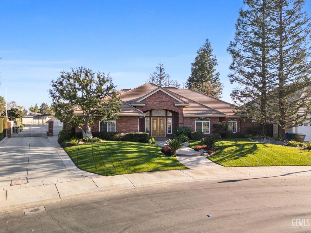 Photo of 6728 Iron Oak Drive, Bakersfield, CA 93312 (MLS # 202601102)