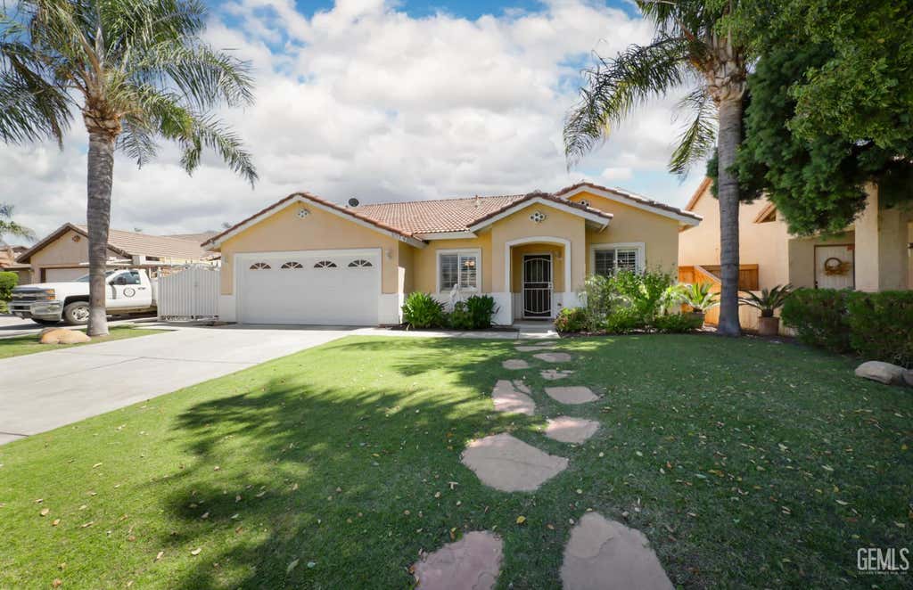 Photo of 11713 Mantova Avenue, Bakersfield, CA 93312 (MLS # 202607931)