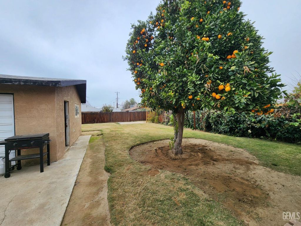 Photo of 404 Hill Street, Bakersfield, CA 93306 (MLS # 202513746)