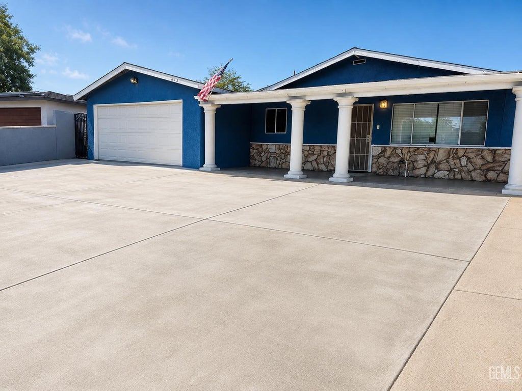 Photo of 613 Johndra Avenue, Bakersfield, CA 93307 (MLS # 202609172)