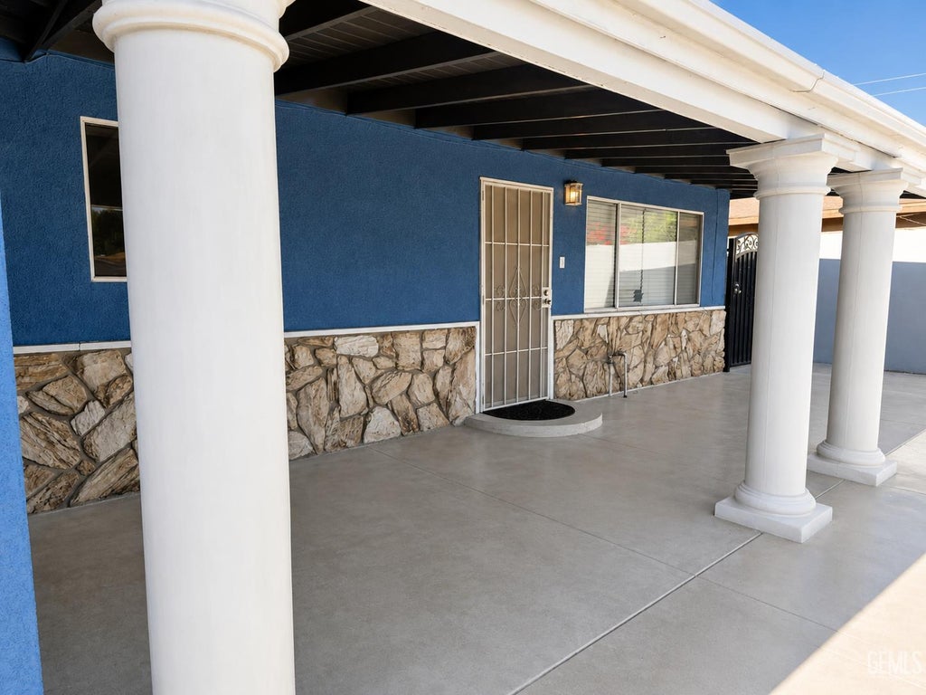 Photo of 613 Johndra Avenue, Bakersfield, CA 93307 (MLS # 202609172)