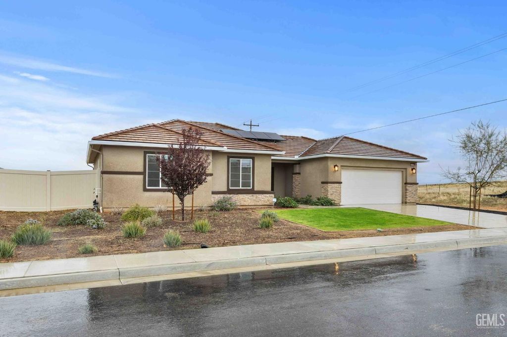 Photo of 4825 Shelby Lynn Avenue, Bakersfield, CA 93306 (MLS # 202512811)