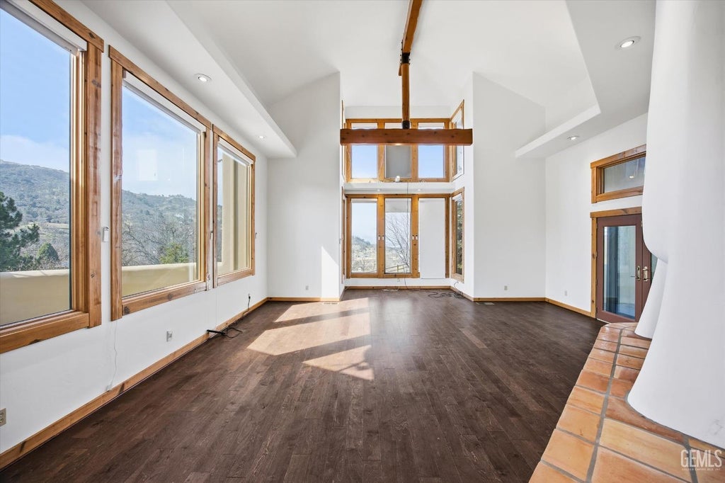 Photo of 28221 Cumberland Road, Tehachapi, CA 93561 (MLS # 202607188)