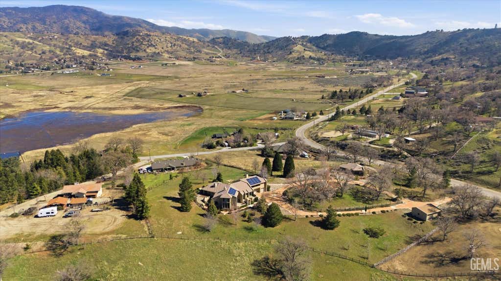 Photo of 28221 Cumberland Road, Tehachapi, CA 93561 (MLS # 202607188)