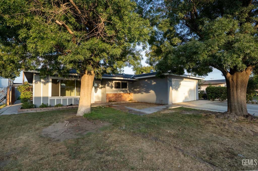 Photo of 5804 Chandler Way, Bakersfield, CA 93307 (MLS # 202607844)
