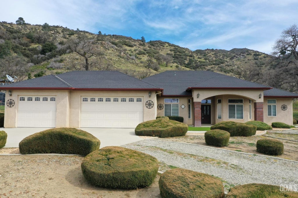 Photo of 23780 Coyote Court, Tehachapi, CA 93561 (MLS # 202606307)