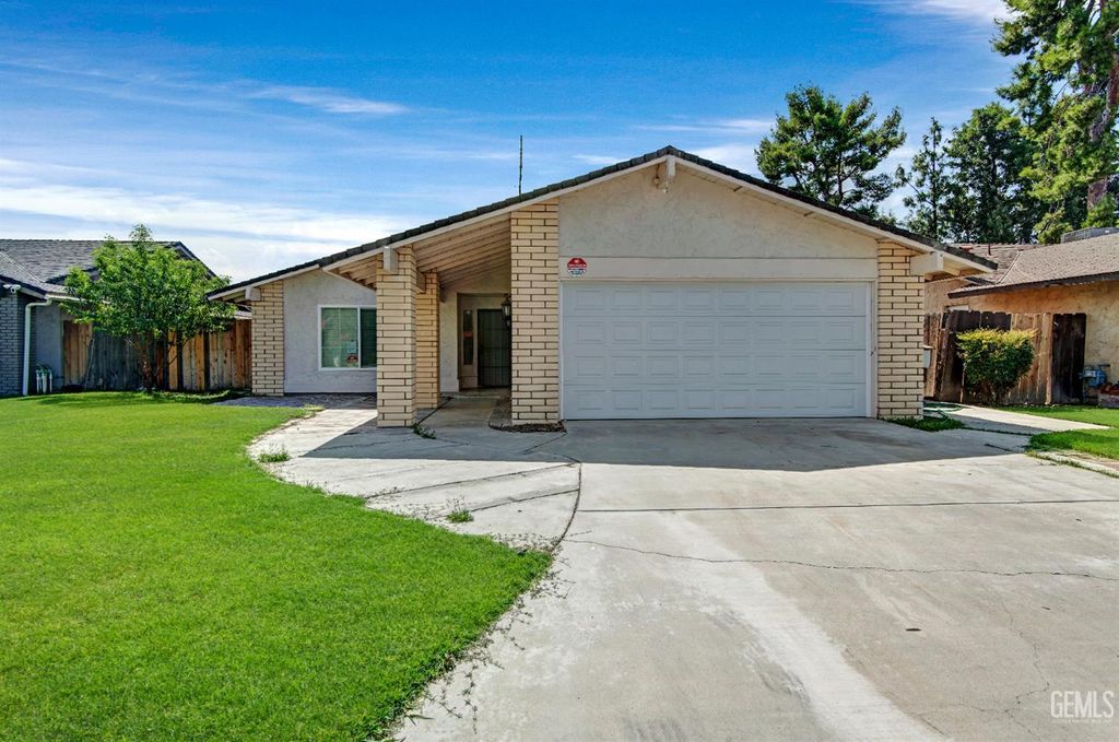 Photo of 4313 Thatch Avenue, Bakersfield, CA 93313 (MLS # 202510822)