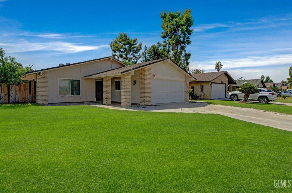 Photo of 4313 Thatch Avenue, Bakersfield, CA 93313 (MLS # 202510822)