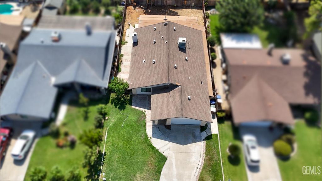 Photo of 4313 Thatch Avenue, Bakersfield, CA 93313 (MLS # 202510822)