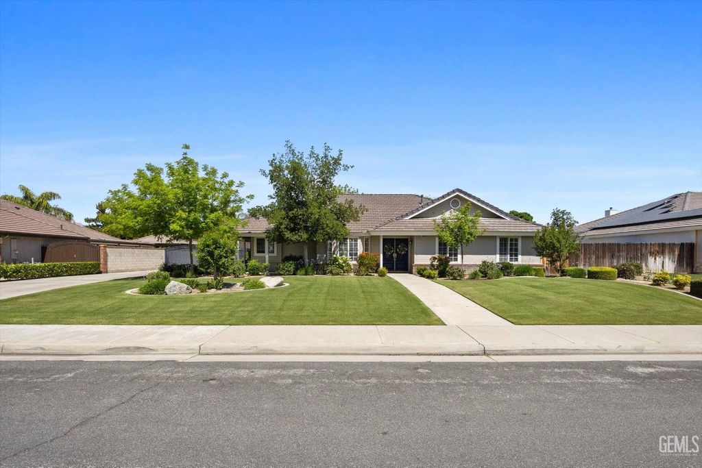 Photo of 13620 Table Rock Avenue, Bakersfield, CA 93314 (MLS # 202604038)